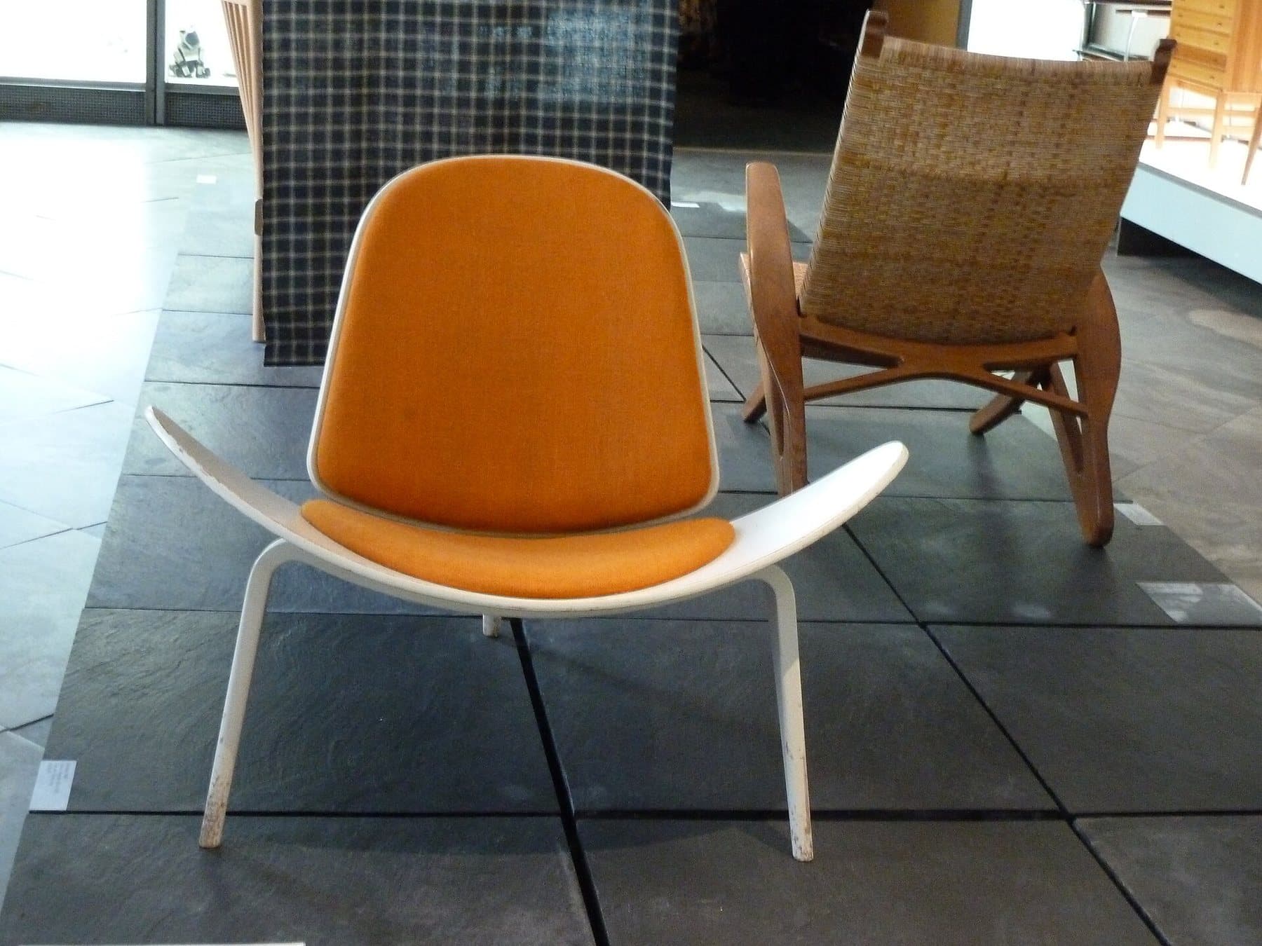 Hans Wegner CH07 Shell Chair seen from the front in Designmuseum Danmark